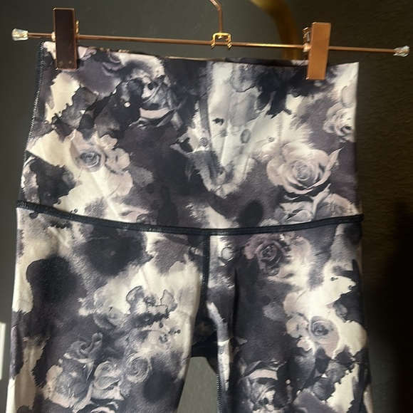 Lululemon Wunder Under Highrise Crop - Black + White floral print - size 2 - Picture 4 of 5